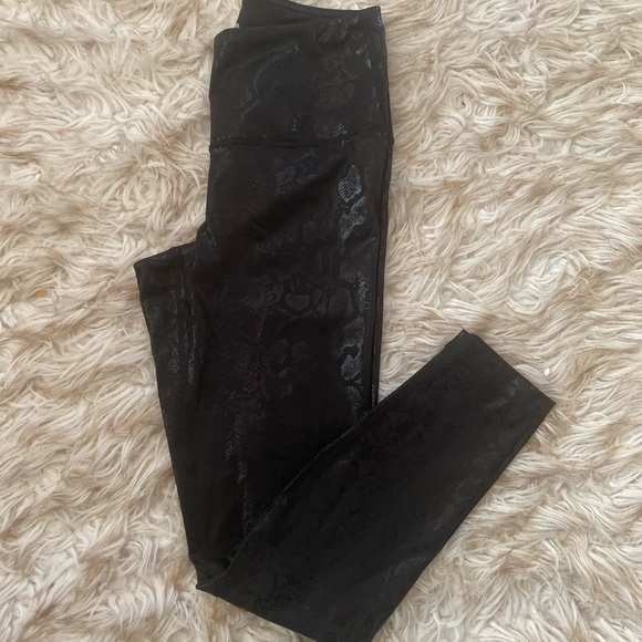 90’Degree Obsidian Snakeskin Foil UpLift Leggings - Picture 6 of 11